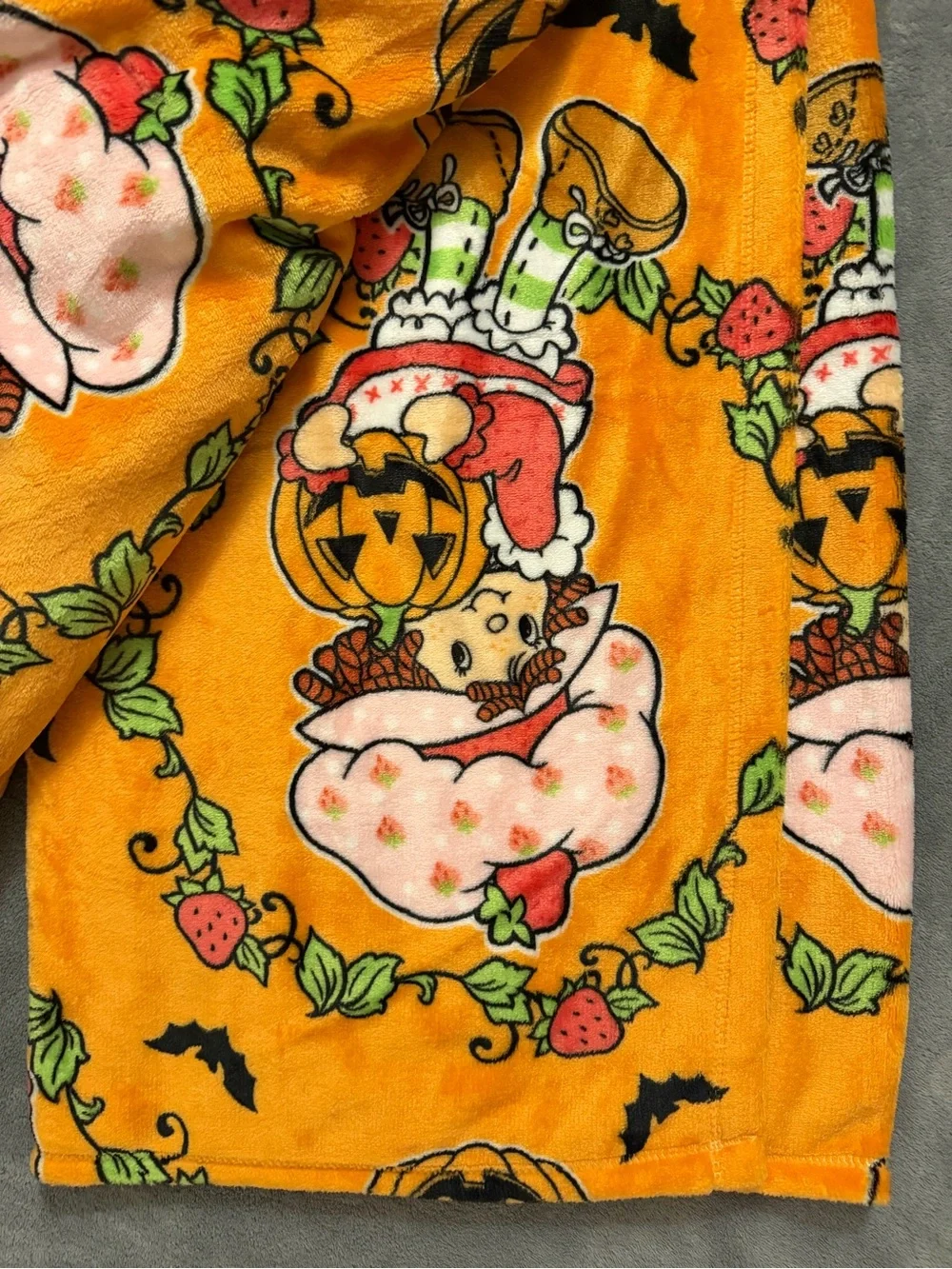 NEW HTF STRAWBERRY SHORTCAKE HALLOWEEN PLUSH THROW BLANKET PUMPKIN FALL CUSTARD